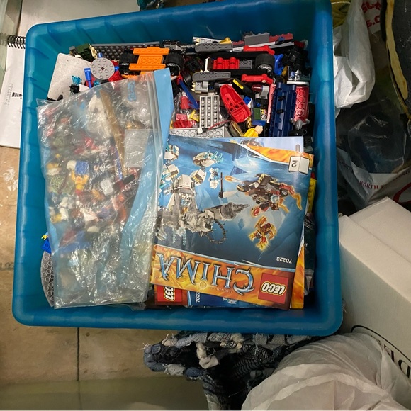 Full legos, as well as assorted pieces and spare parts - Picture 5 of 8